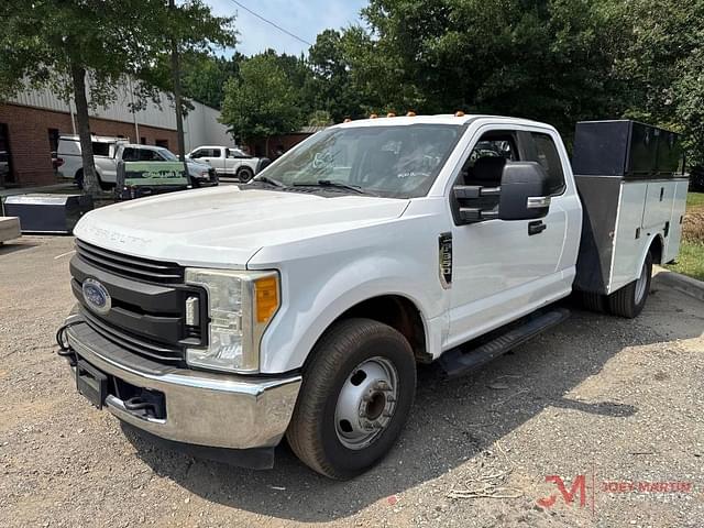 Image of Ford F-350 equipment image 3