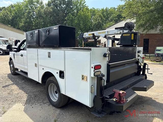 Image of Ford F-350 equipment image 2