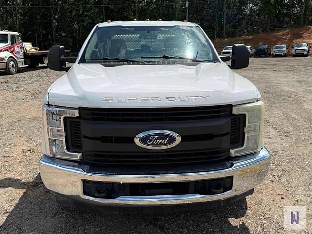 Image of Ford F-350 equipment image 1