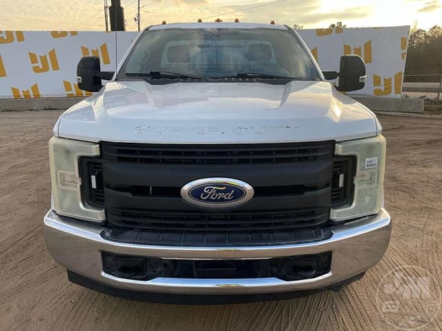 Image of Ford F-350 equipment image 1