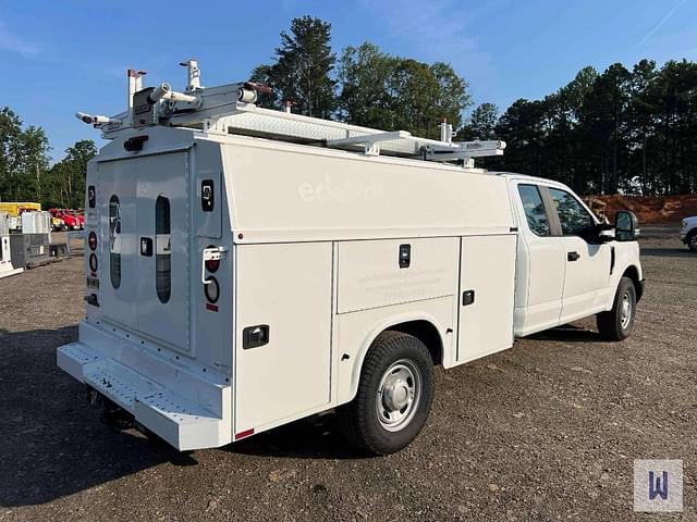 Image of Ford F-350 equipment image 3