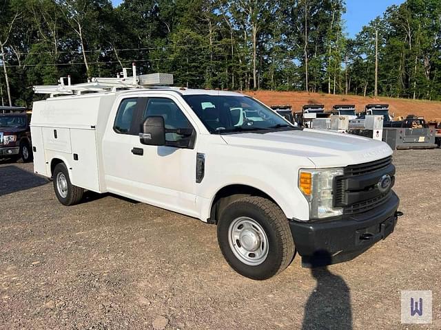 Image of Ford F-350 equipment image 2
