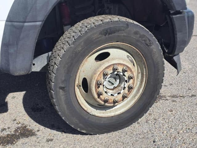 Image of Ford F-450 equipment image 4