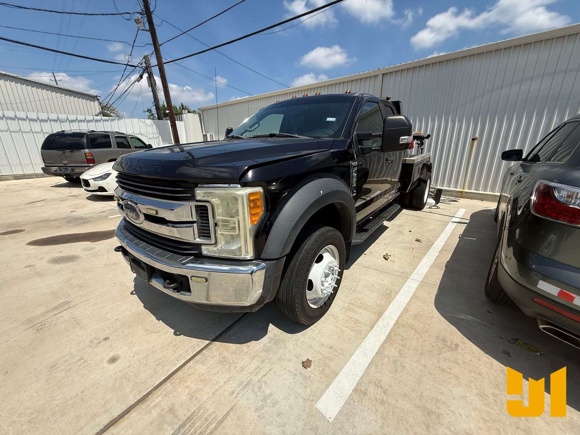 2017 Ford F-450 Equipment Image0