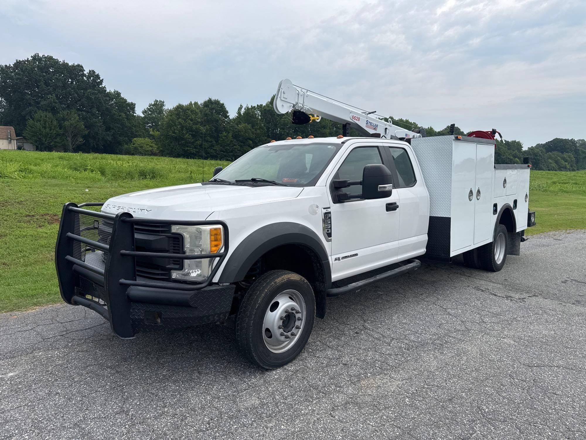 2017 Ford F-550 Equipment Image0