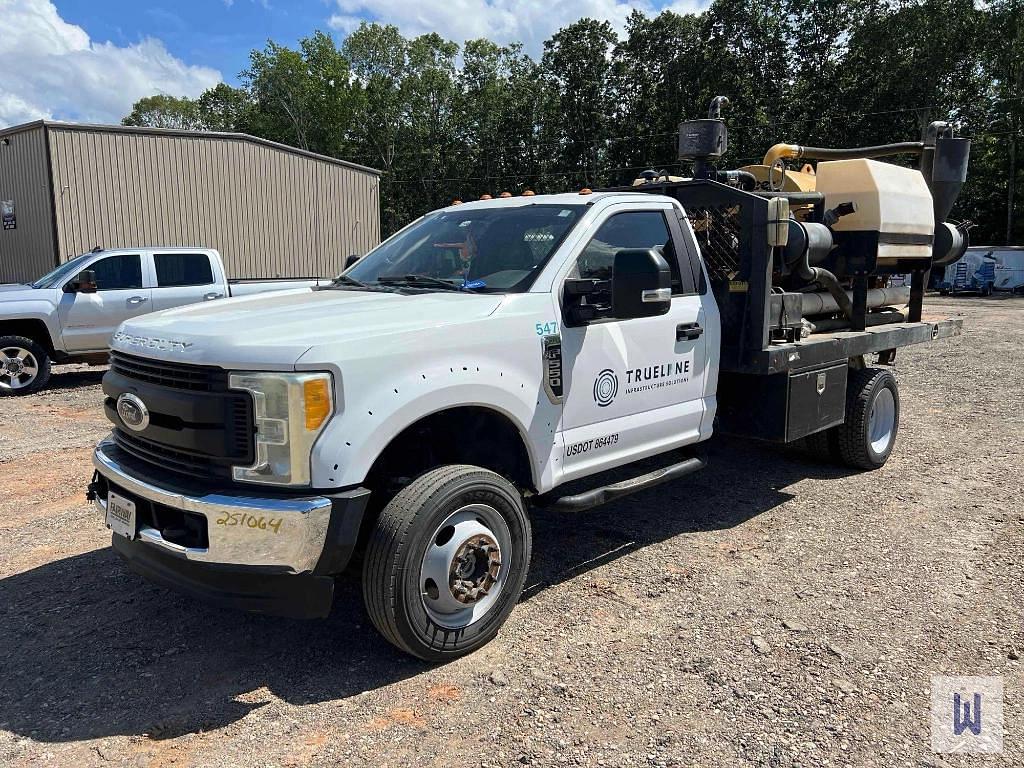 Image of Ford F-550 Primary image