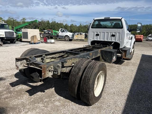 Image of Ford F-750 equipment image 3