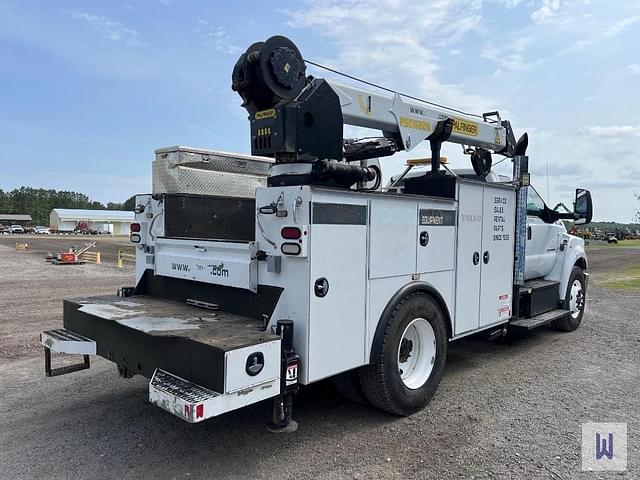 Image of Ford F-750 equipment image 4