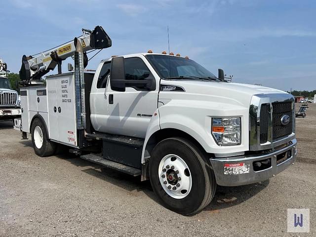 Image of Ford F-750 equipment image 3