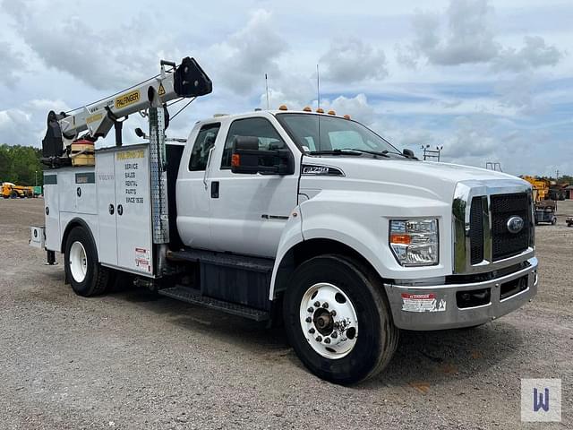 Image of Ford F-750 equipment image 3