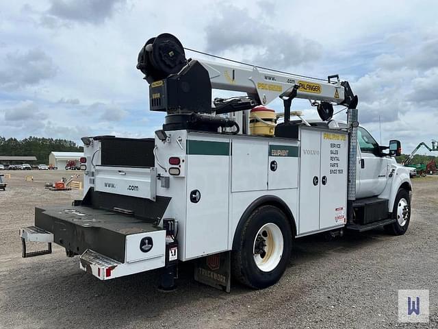 Image of Ford F-750 equipment image 4