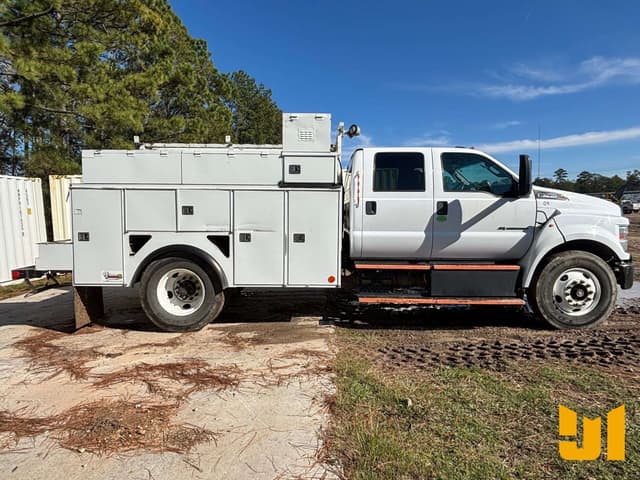Image of Ford F-750 equipment image 3