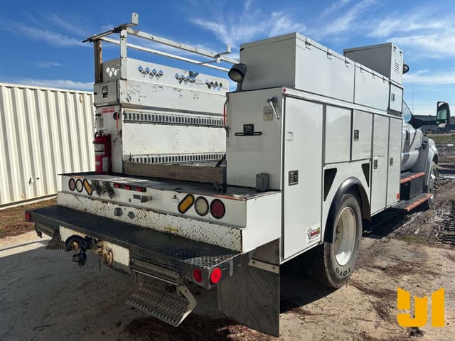 Image of Ford F-750 equipment image 4