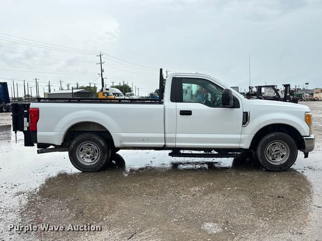 Image of Ford F-250 equipment image 3