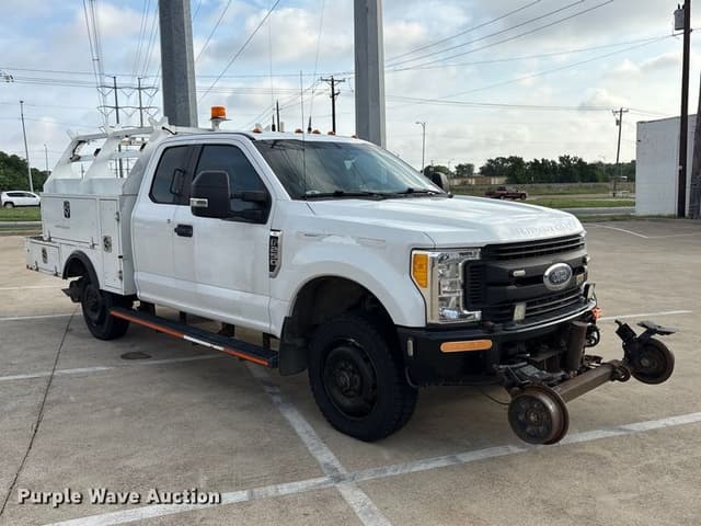 Image of Ford F-250 equipment image 2