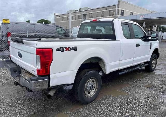 Image of Ford F-250 equipment image 2