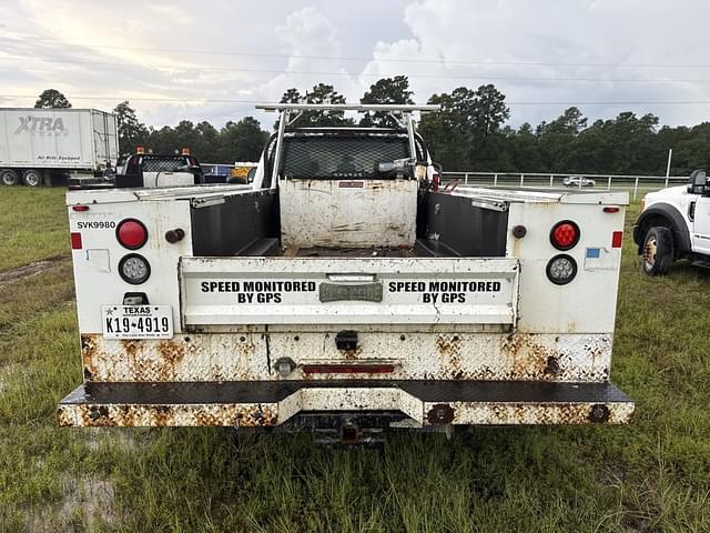 Image of Ford F-350 equipment image 3
