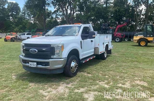 Image of Ford F-350 equipment image 1