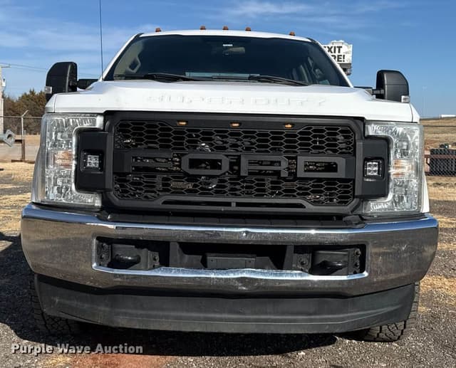 Image of Ford F-350 equipment image 1