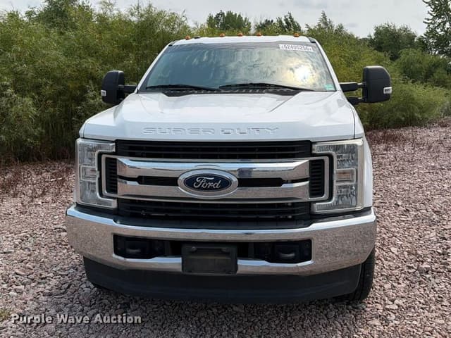 Image of Ford F-350 equipment image 1