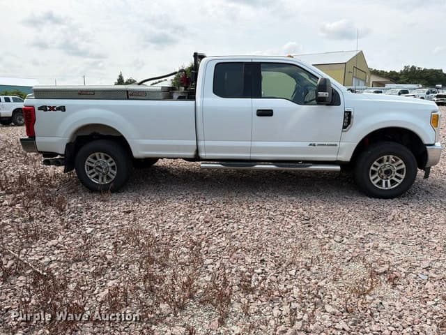 Image of Ford F-350 equipment image 3