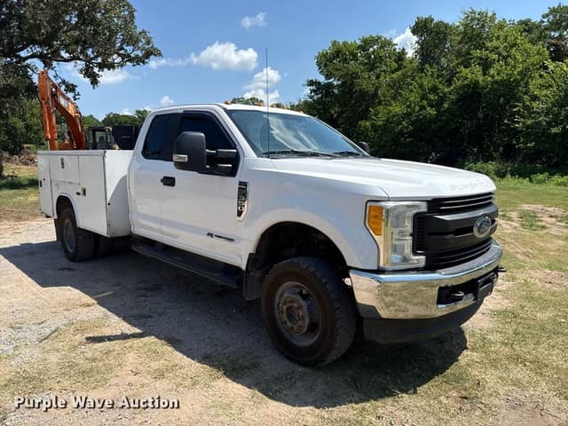 Image of Ford F-350 equipment image 2