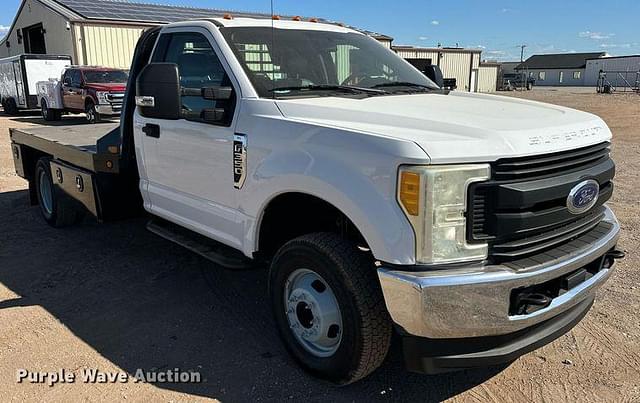 Image of Ford F-350 equipment image 2