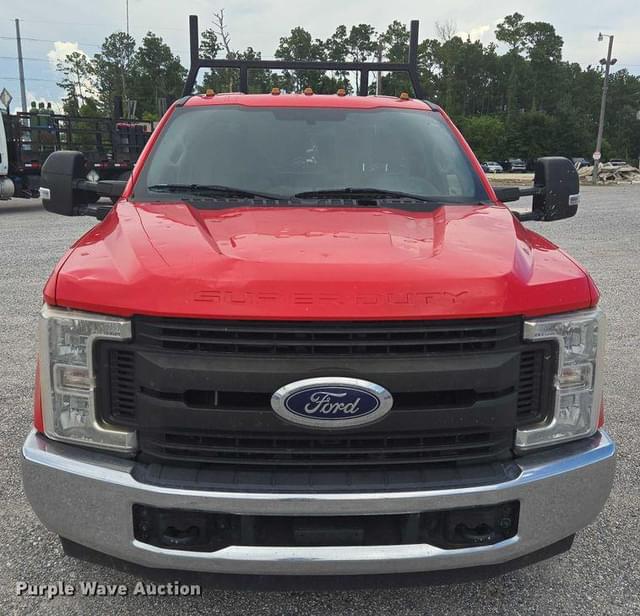 Image of Ford F-350 equipment image 1