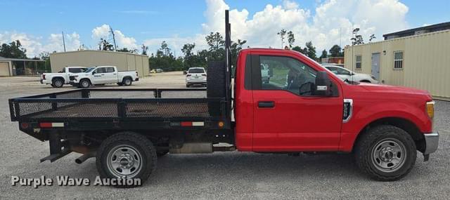 Image of Ford F-350 equipment image 3