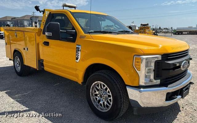 Image of Ford F-350 equipment image 2