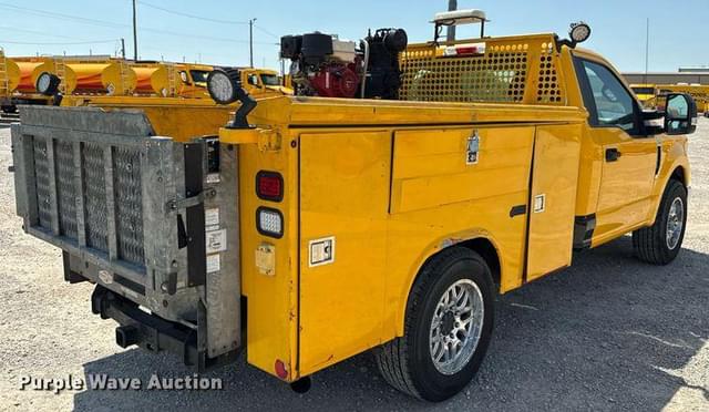 Image of Ford F-350 equipment image 4