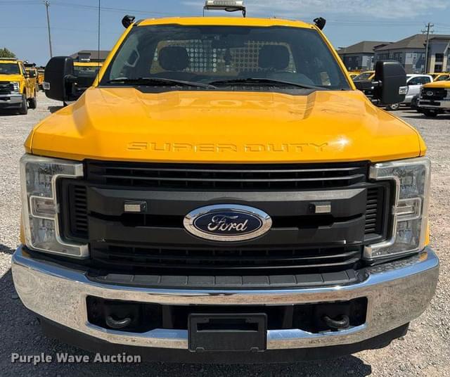 Image of Ford F-350 equipment image 1