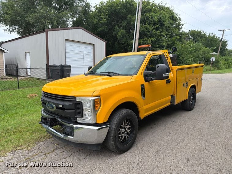 2017 Ford F-350 Equipment Image0
