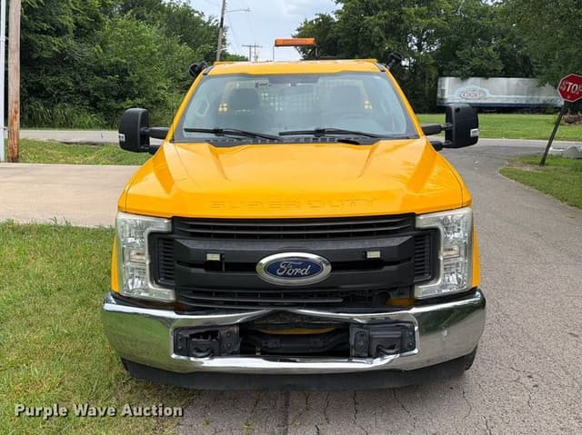 Image of Ford F-350 equipment image 1