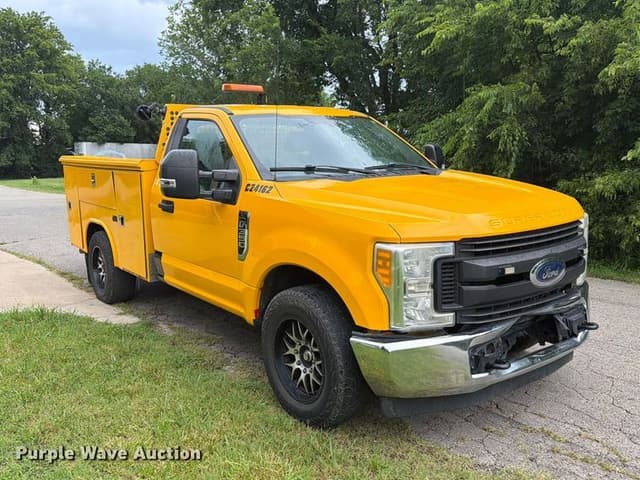 Image of Ford F-350 equipment image 2