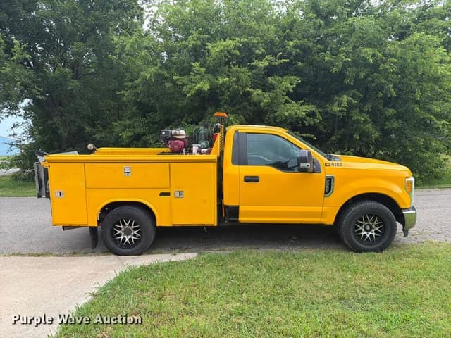 Image of Ford F-350 equipment image 3