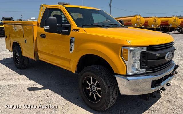 Image of Ford F-350 equipment image 2