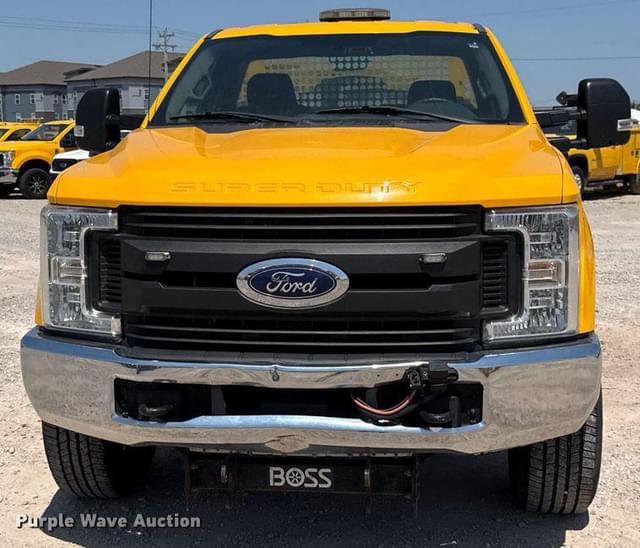 Image of Ford F-350 equipment image 1