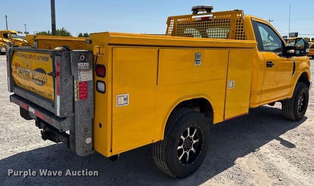 Image of Ford F-350 equipment image 4
