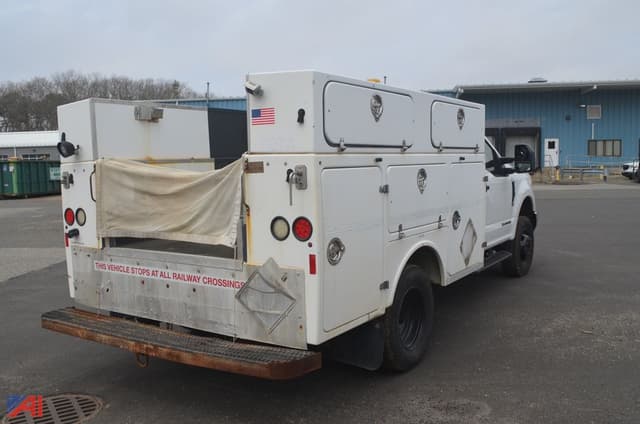 Image of Ford F-350 equipment image 2