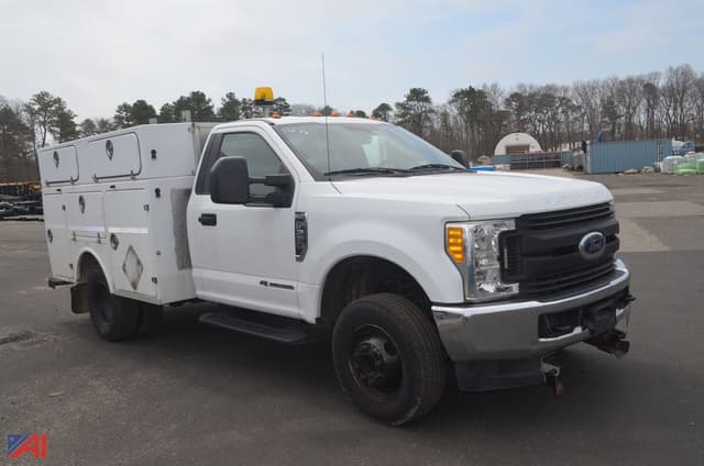 Image of Ford F-350 equipment image 3