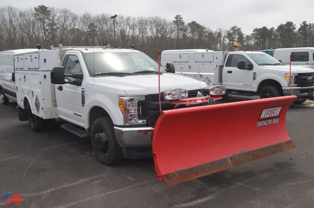 Image of Ford F-350 equipment image 3