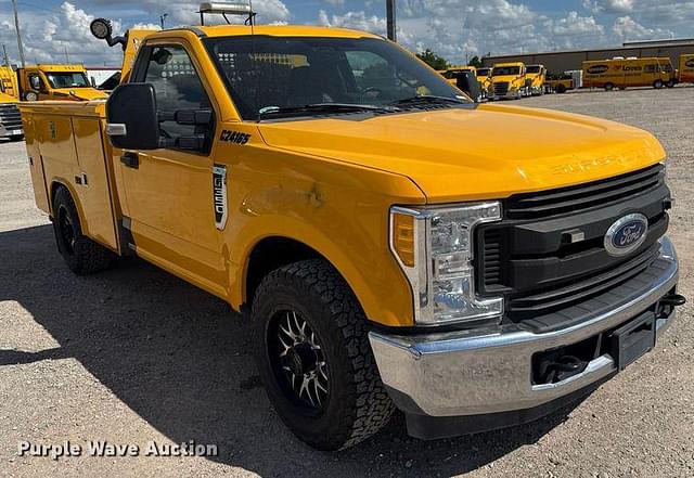 Image of Ford F-350 equipment image 2