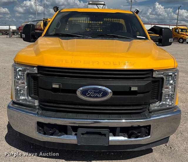 Image of Ford F-350 equipment image 1