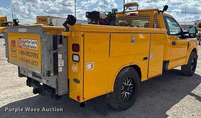 Image of Ford F-350 equipment image 4
