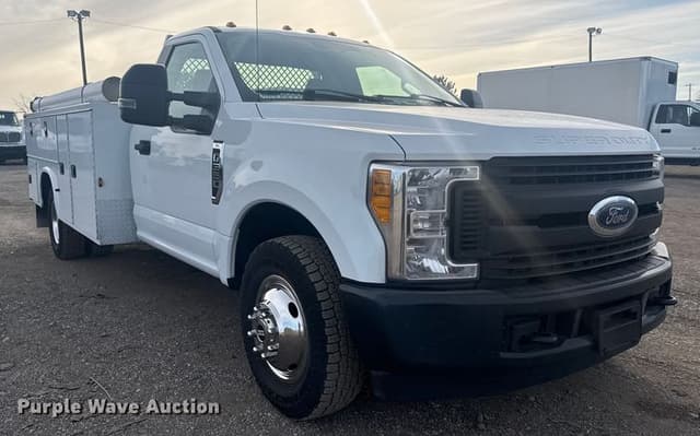 Image of Ford F-350 equipment image 2