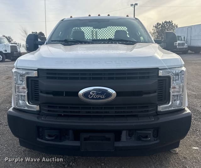 Image of Ford F-350 equipment image 1