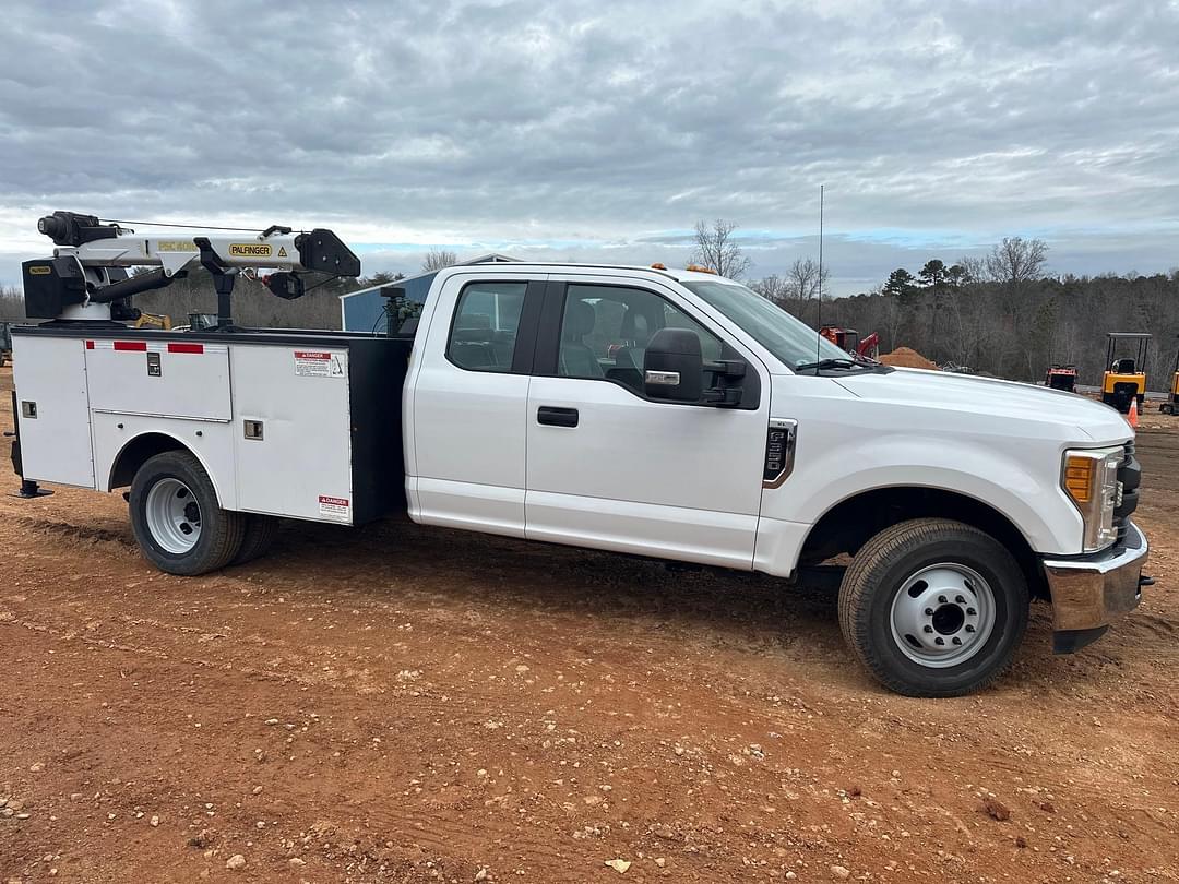 Image of Ford F-350 Primary image