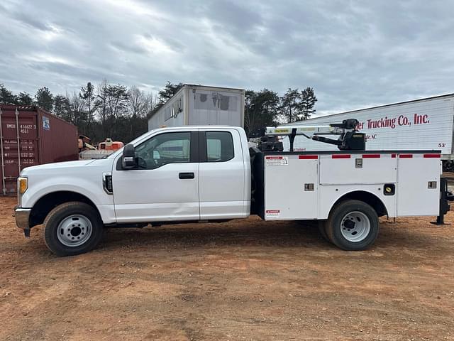 Image of Ford F-350 equipment image 2