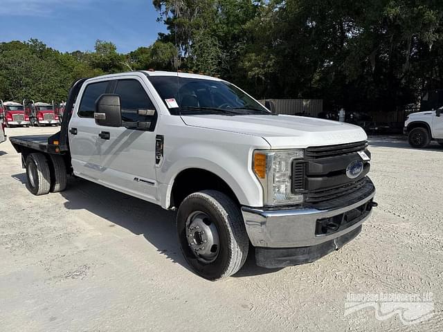 Image of Ford F-350 equipment image 2